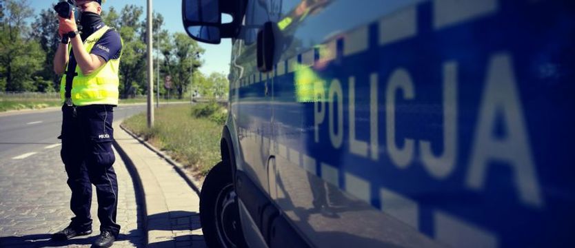 Jechał motorowerem bez uprawnień. A do tego był poszukiwany