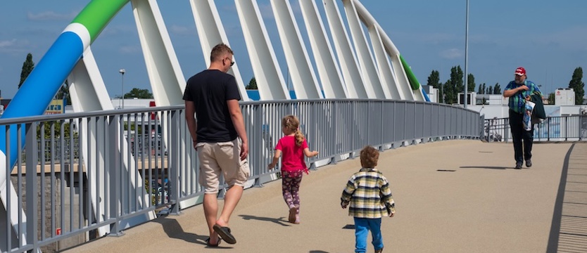 Piesi oraz rowerzyści już korzystają z kładki nad ul. Struga