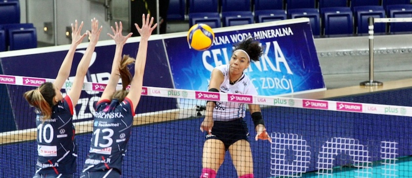 Siatkówka.  Budowlani bez szans, Chemik bliżej finału