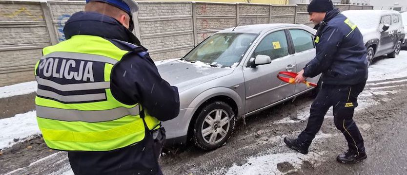 Zakładają blokady autom zaparkowanym w rejonie przejść dla pieszych