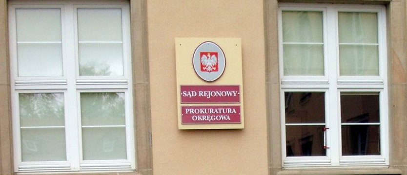 Pięć osób, w tym byli policjanci, oskarżonych o nękanie bezdomnych