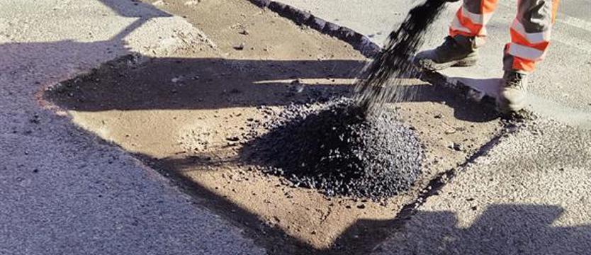 Łaty na drogi. Wystartowali z pozimowymi naprawami