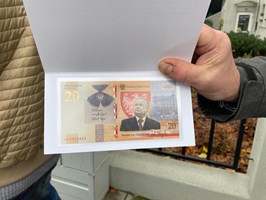 Kolejka po kolekcjonerskie banknoty z Lechem Kaczyńskim przed oddziałem NBP w Szczecinie