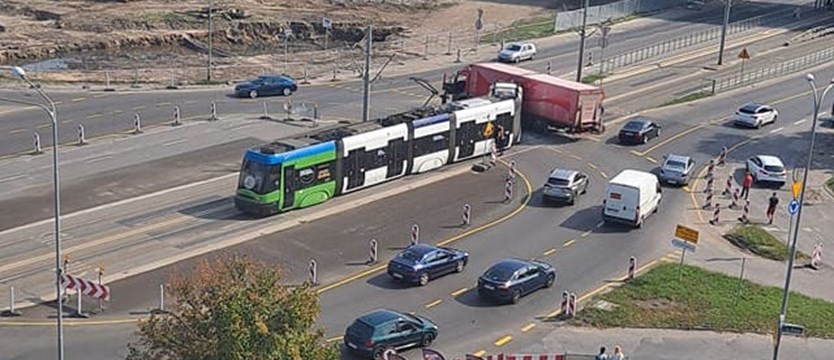 Zderzenie tramwaju z TiR-em na ul. Energetyków w Szczecinie. Zablokowane tory