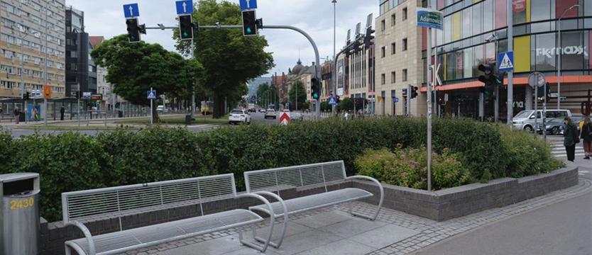 Ławki na placu Adamowicza zostały już naprawione