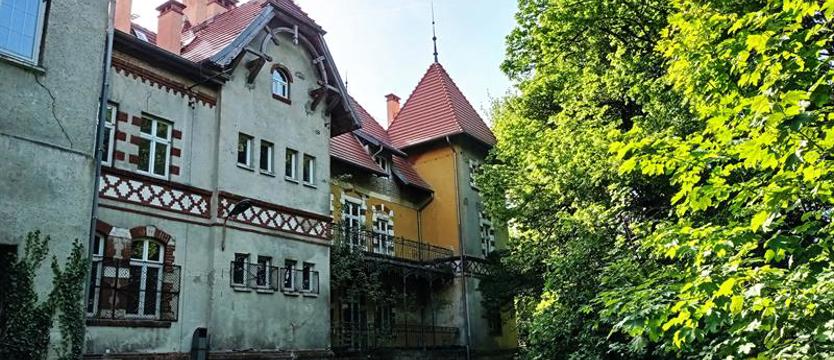 Zabytkowy park kontra biznes. Dwór już nie będzie tak zielony?