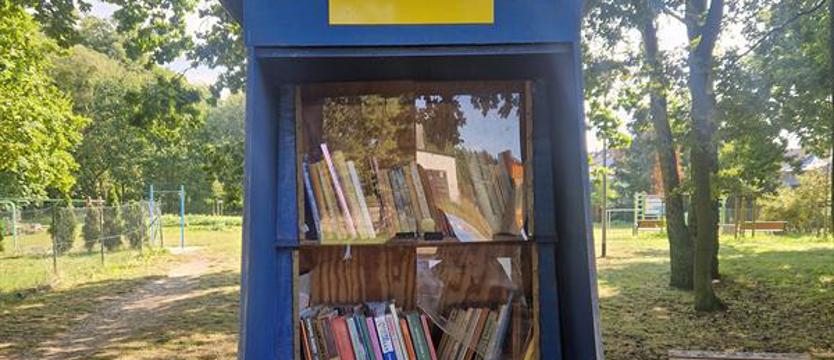 Przemalowali, ale nie naprawili. Ekologiczna biblioteczka doczekała się (częściowo) renowacji