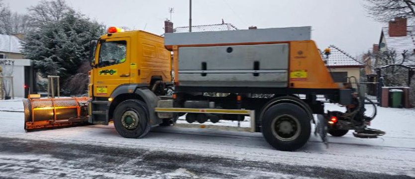Śnieg posypał Szczecin. Trudne warunki na drogach