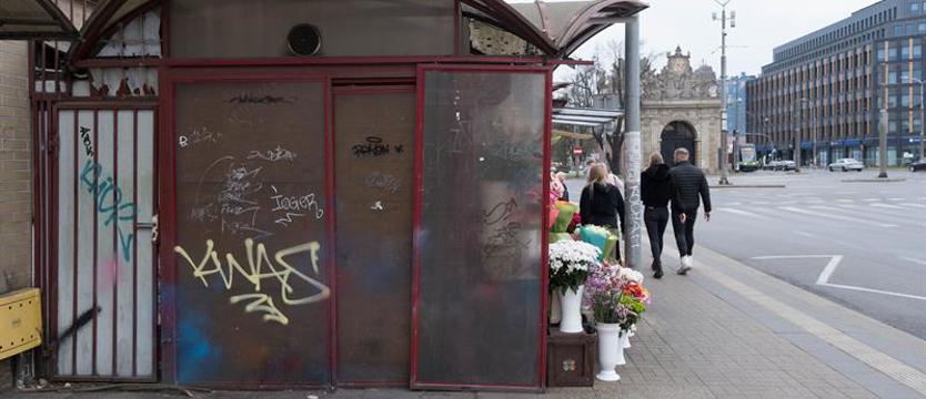 Zaniedbane, brudne, oszpecone graffiti. Stan pawilonów budzi poważne zastrzeżenia