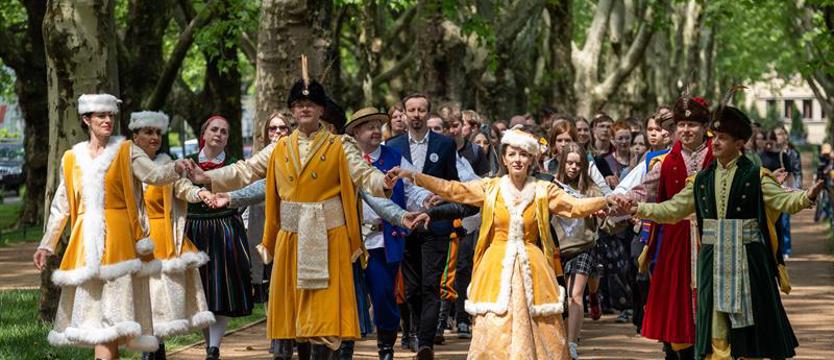 Szczeciński Polonez Maturzystów na Jasnych Błoniach. Niestety, nie udało się pobić rekordu