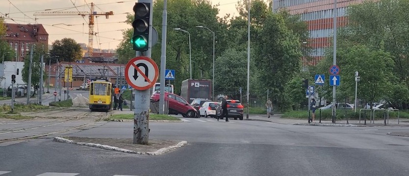 Kolizja na ul. Firlika w Szczecinie. Samochód na barierkach