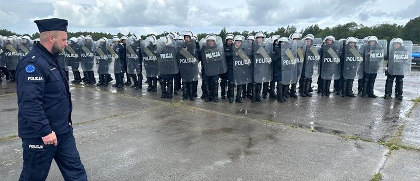 Policjanci ćwiczyli na lotnisku