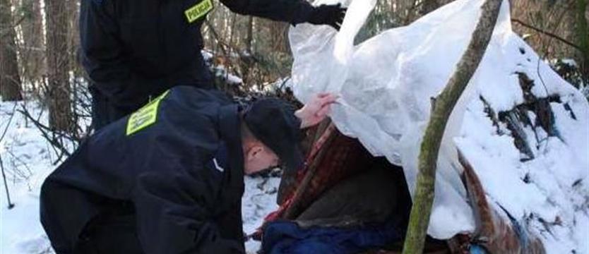 Bezdomny, zmarznięty, przy śmietniku. „Na siłę nikomu nikomu niestety nie możemy pomóc”