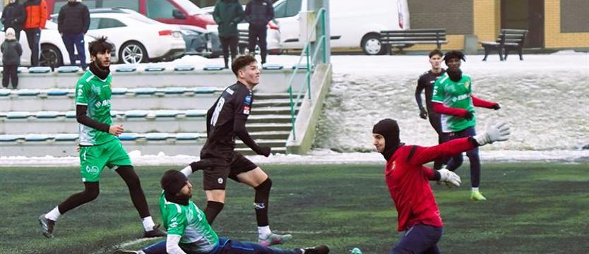 Piłka nożna. Odwołane sparingi i wygrana Wybrzeża Rewalskiego
