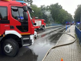 Palił się  wiadukt w Policach. Droga zamknięta