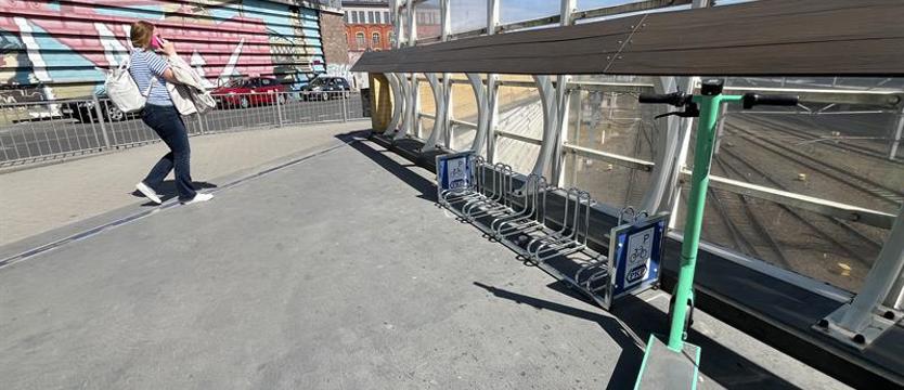 Nowe stojaki przed dworcem głównym. „To wersja minimum”