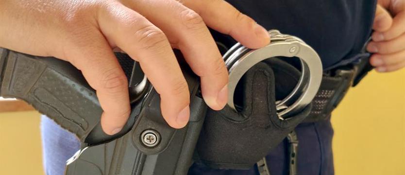 Groził sąsiadce i wyzywał policjantów. Został obezwładniony i zakuty w kajdanki