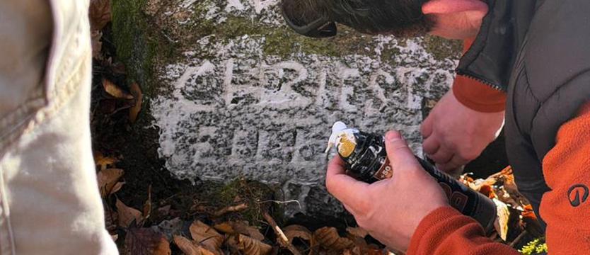 Puszcza Bukowa i historia do odkrycia. Zagadkowy głaz – tajemnicza inskrypcja