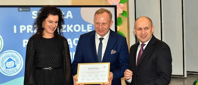 Wojewódzkie certyfikaty dla szkół promujących zdrowie. Dbają o umysł, ciało i ducha