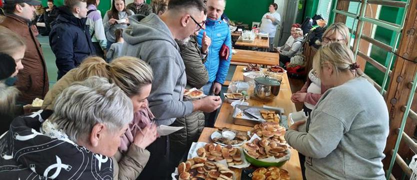 Dostali bezpieczne schronienie w Niekłończycy. Teraz też pomagają