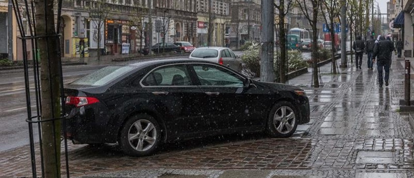 Chodnikowe manewry i uniki. Radny: „Utrwalony schemat rozjeżdżania pieszych”