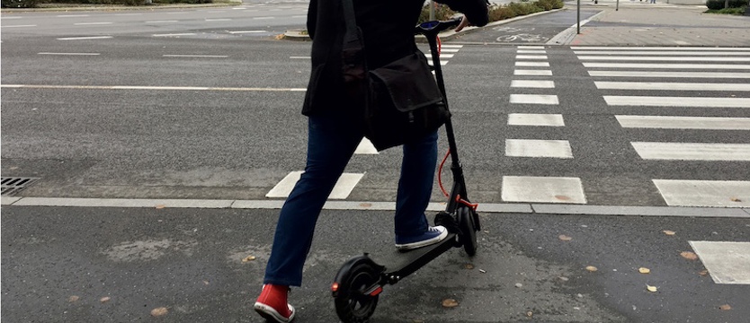 Seniorka na hulajnodze uderzyła w ciężarówkę