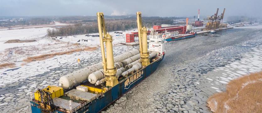 Ciężarowiec z kolosami dla Polimerów Police