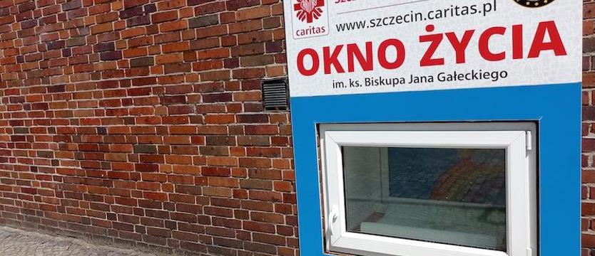Chłopiec w oknie. Rzadko się zdarza, że zostawiane jest starsze dziecko....