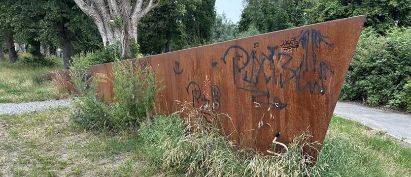 Miał być atrakcją, niszczeje i zarasta chwastami