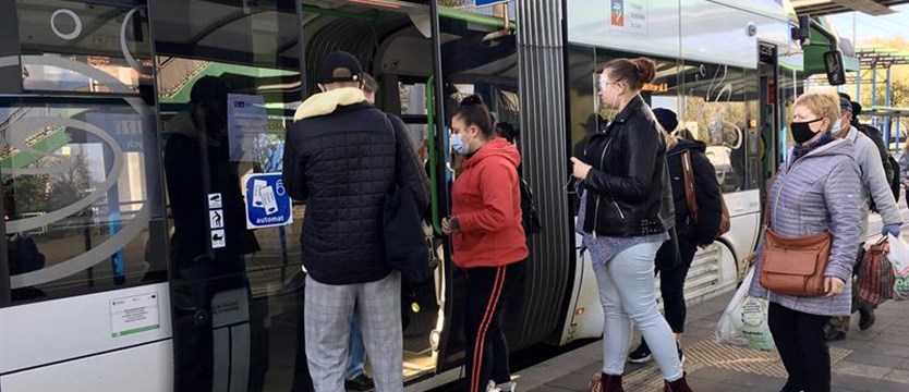 W miejskich autobusach i w tramwajach powracają strefy zakazane