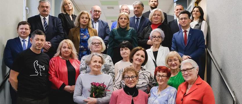 Nić, która opowiada historie. Wystawa UTW w starostwie