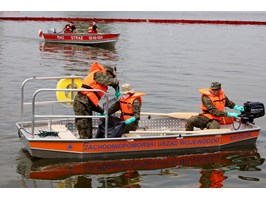 Żołnierze i strażacy oczyszczają Odrę ze śniętych ryb. W Gryfinie woda pitna jest bezpieczna