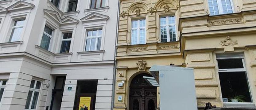 „Szczecinowi grozi paczkomatoza”. Szpetnie przy pięknej zabytkowej kamienicy