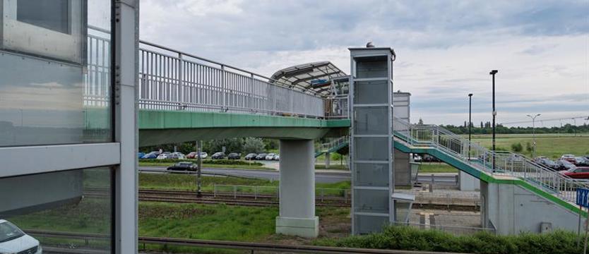 Trzy oferty w przetargu. Kładka nad ul. Hangarową czeka na windy