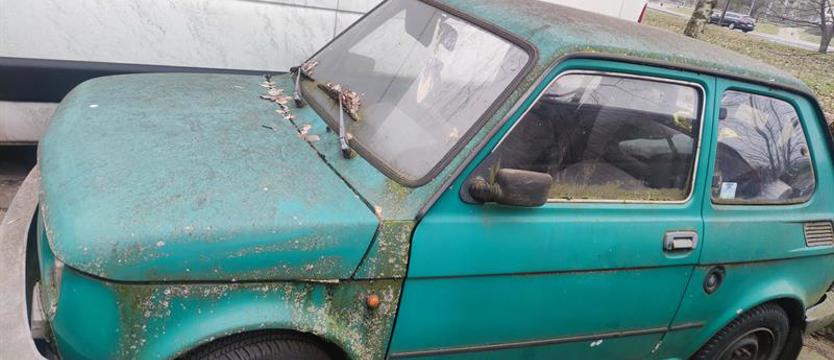 Mieszkańcy się skarżą: nieużywane pojazdy zajmują miejsce