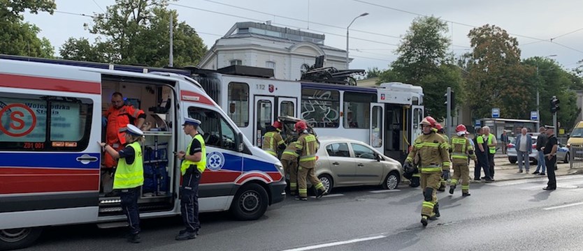 Zderzenie samochodu z tramwajem w Szczecinie