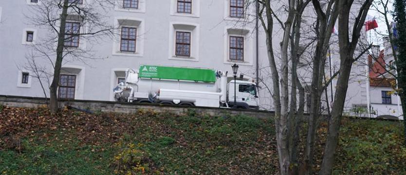 "Samochód - odkurzacz" z Holandii udrożni korytarze pod zamkiem