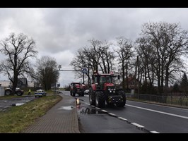 Rolnicy z powiatu stargardzkiego wyjechali na drogi. Jadą wolno „dziesiątką” i „dwudziestką”