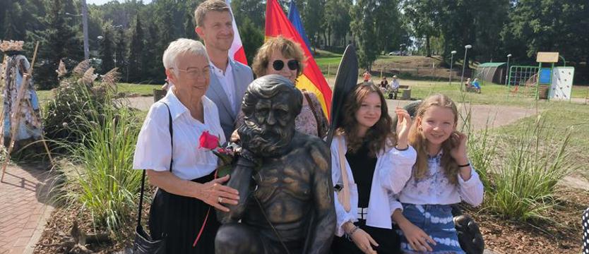 Rzeźba Aleksandra Doby stanęła w Trzebieży. Można posiedzieć obok sławnego podróżnika