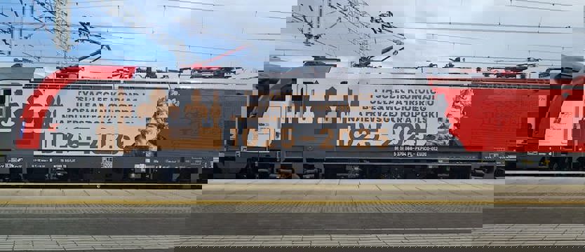 Lokomotywa Griffin 200 z grafiką z okazji 1000-lecia koronacji pierwszego króla Polski