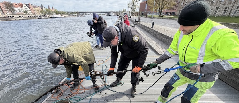 Poranne wyławianie złomu z Odry