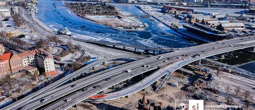 Wzdłuż ulicy Nabrzeże Wieleckie. Wracają tramwaje
