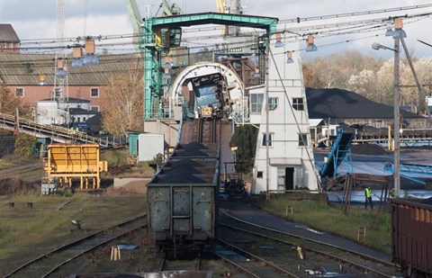 Przeładunki węgla w porcie w Szczecinie