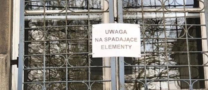 Uwaga na spadające elementy przy budowlance