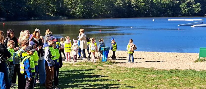 Znowu zarybili jezioro. Ryby śpiewają w Głębokiem