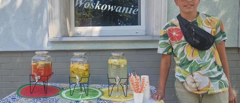 Kacper sprzedaje lemoniadę. W upał najlepsza!