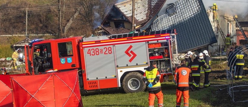 Strażacy wydobyli spod gruzów domu żywą kobietę