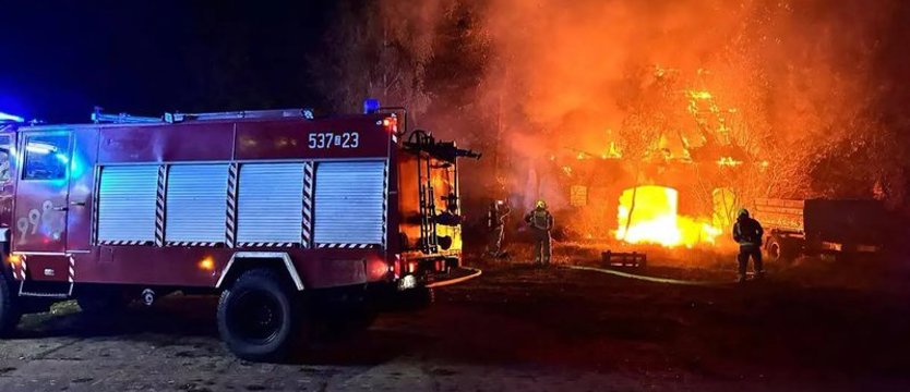 Pożar budynku w gminie Stara Dąbrowa. Pięć strażackich zastępów w akcji