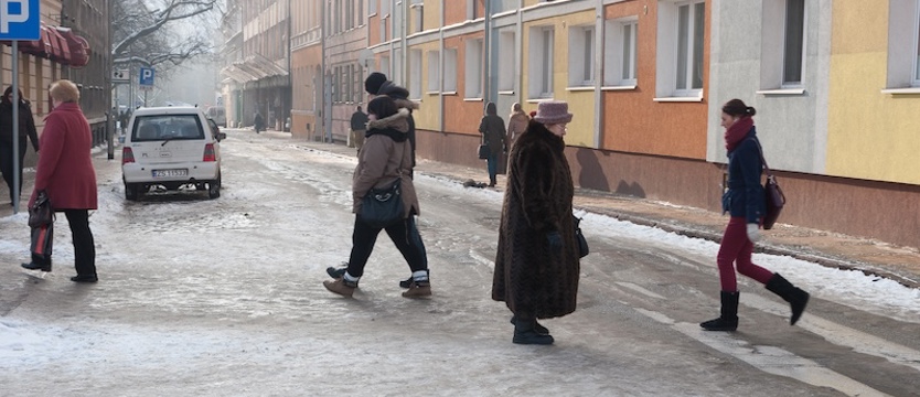 Uwaga na oblodzone chodniki i drogi. Wydano ostrzeżenie dla całego regionu