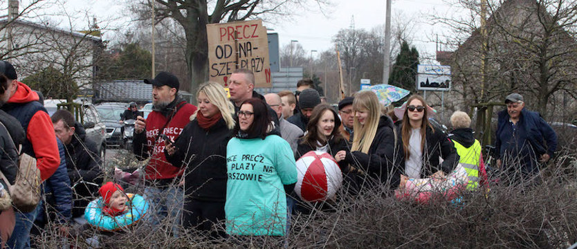 Mieszkańcy Świnoujścia wyszli na ulice. Chcą dostępu do zabytków i plaży